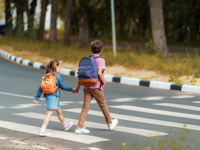 djeca sigurno prelaze cestu